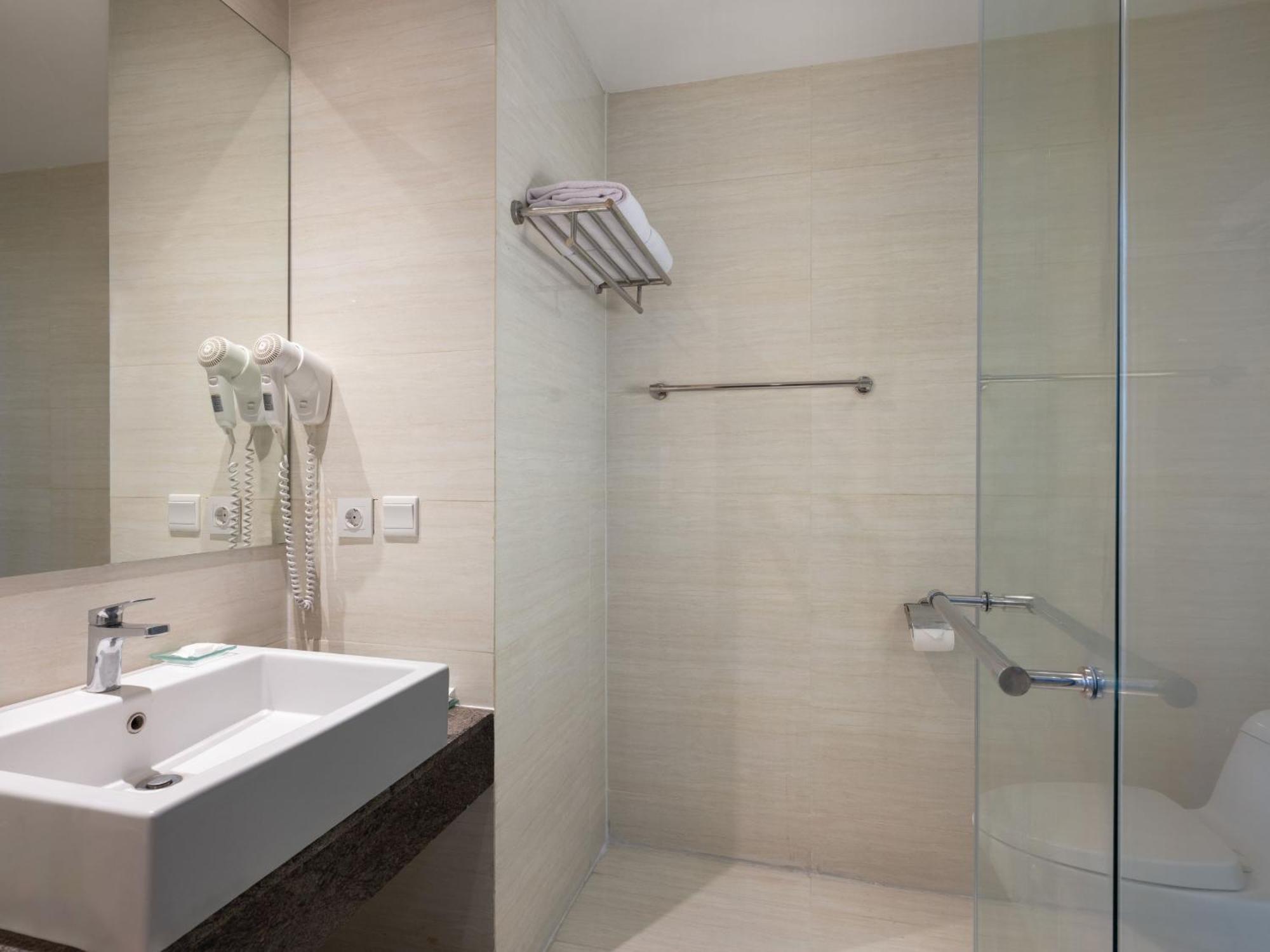 Hotel Santika Premiere Gubeng Surabaya Exteriör bild